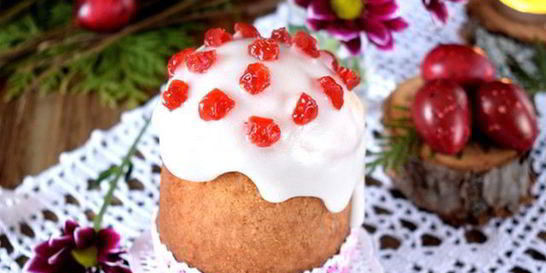 Пасхальный кулич с вишней