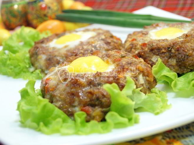 Рецепт пасхальных мясных колечек с яйцом