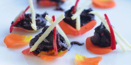 Шоколад с имбирем на розовых лепестках