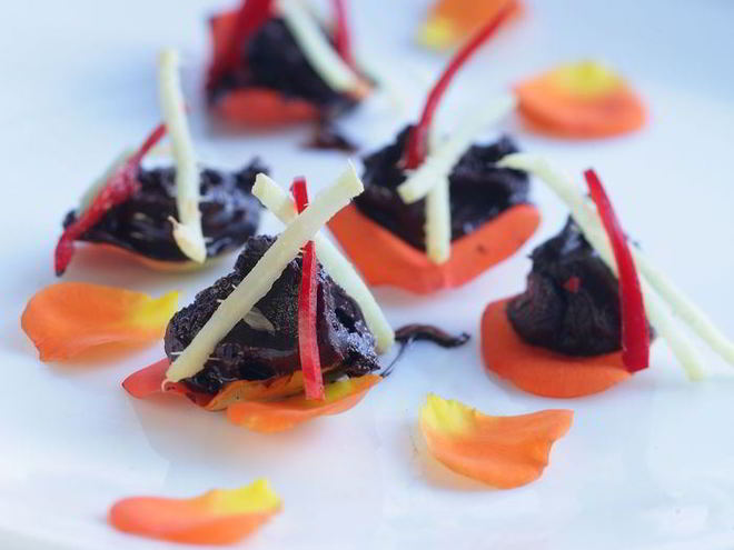 Рецепт шоколада с имбирем на розовых лепестках