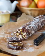Шоколадная колбаса с ромом и фисташками