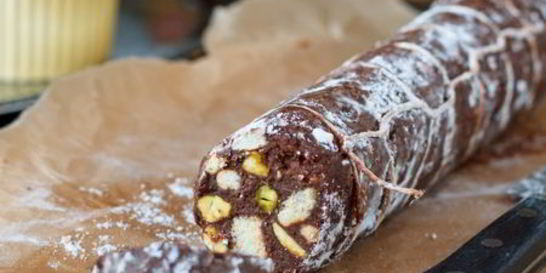 Шоколадная колбаса с ромом и фисташками