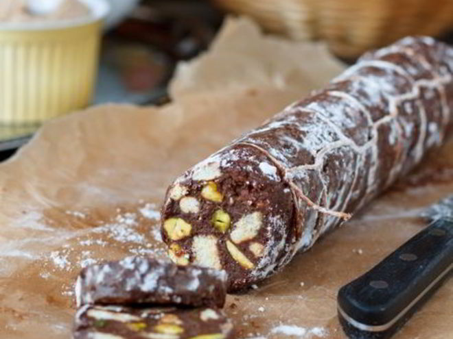 Рецепт шоколадной колбасы с ромом и фисташками