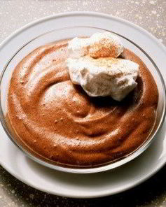 Шоколадный пудинг со взбитыми кофейными сливками