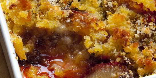 Сливы, запеченные под хрустящей корочкой