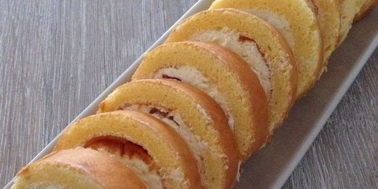 Бисквитный рулет с брусничным суфле