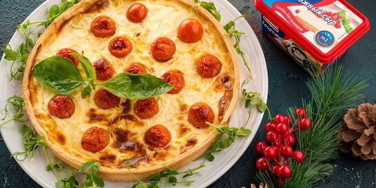 Киш с сырным суфле и помидорами черри