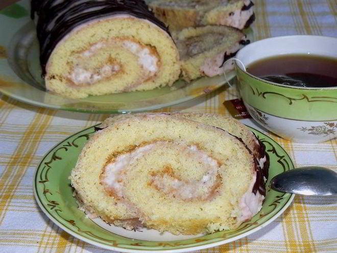 Рецепт рулета бисквитного с клубнично-сливочным суфле