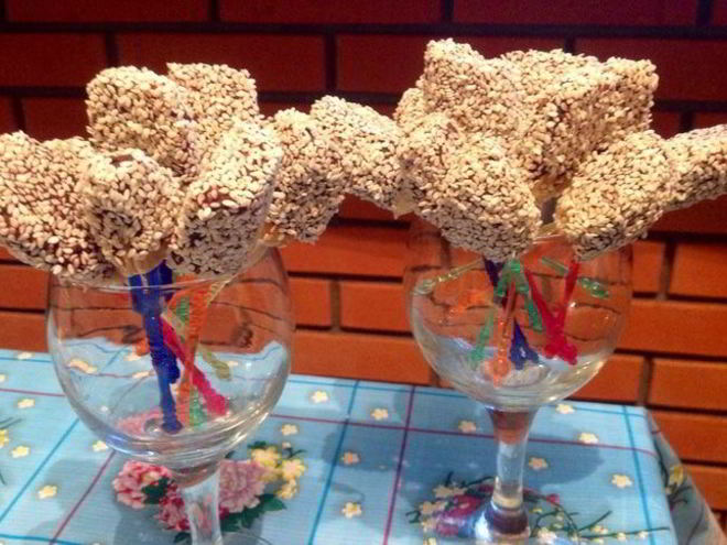 Рецепт свежих фруктов в шоколаде и кунжуте