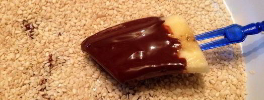 свежие фрукты в шоколаде и кунжуте. Шаг 3