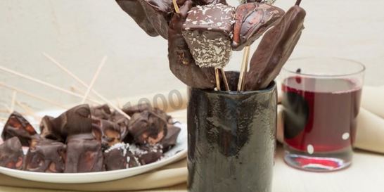 Свежие фрукты в шоколаде