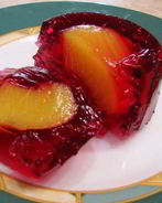 Желе с консервированными персиками