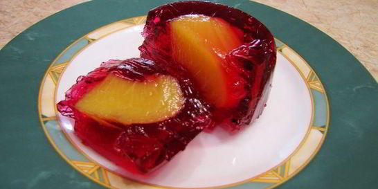 Желе с консервированными персиками