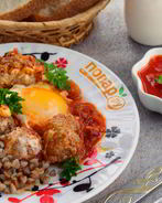 Фрикадельки с томатным соусом и яйцом