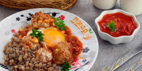 Фрикадельки с томатным соусом и яйцом