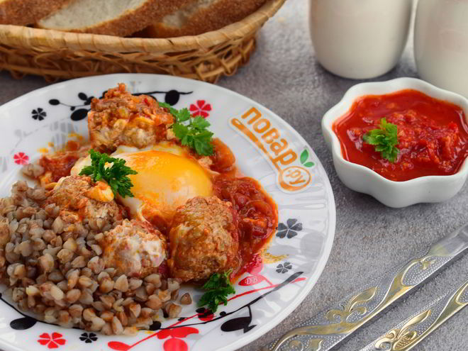 Рецепт фрикаделек с томатным соусом и яйцом