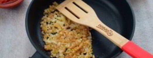 фрикадельки с томатным соусом и яйцом. Шаг 2