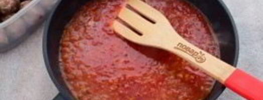 фрикадельки с томатным соусом и яйцом. Шаг 3