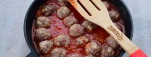 фрикадельки с томатным соусом и яйцом. Шаг 4