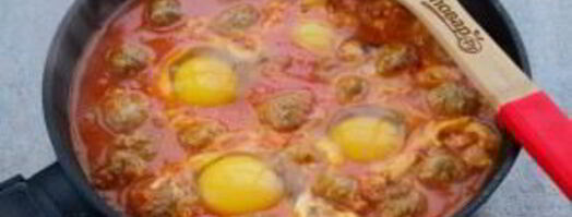 фрикадельки с томатным соусом и яйцом. Шаг 5