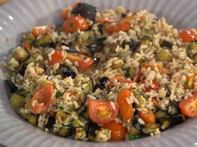 Рецепт бурого риса с помидорами и запеченными баклажанами