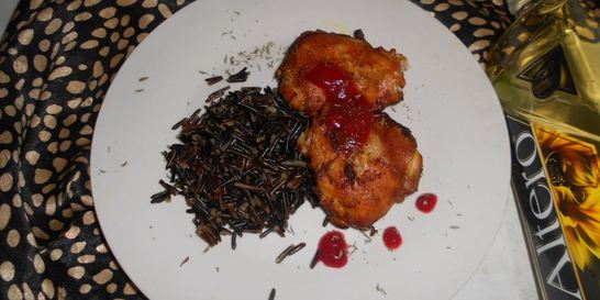 Дикий рис с курицей-гриль и сливовым соусом