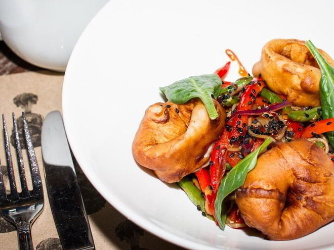 Рецепт гречневой лапши с кальмарами в кляре и жареными овощами