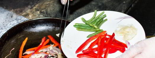 гречневая лапша с кальмарами в кляре и жареными овощами. Шаг 6