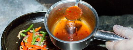 гречневая лапша с кальмарами в кляре и жареными овощами. Шаг 7