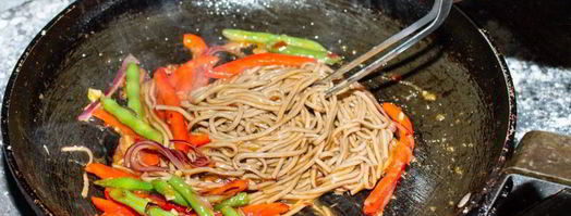 гречневая лапша с кальмарами в кляре и жареными овощами. Шаг 8