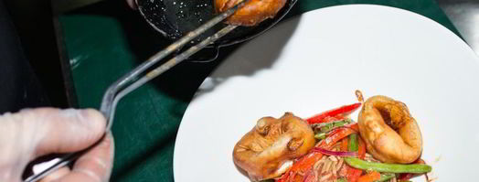 гречневая лапша с кальмарами в кляре и жареными овощами. Шаг 9