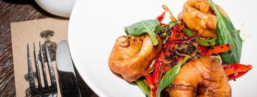 гречневая лапша с кальмарами в кляре и жареными овощами. Шаг 10