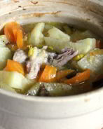 Картофель с мясом и чечевицей в горшочках