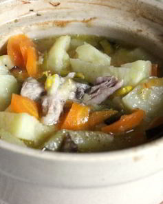 Картофель с мясом и чечевицей в горшочках