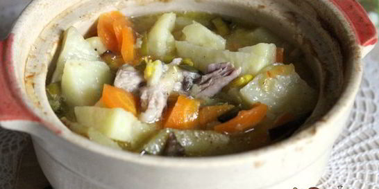 Картофель с мясом и чечевицей в горшочках