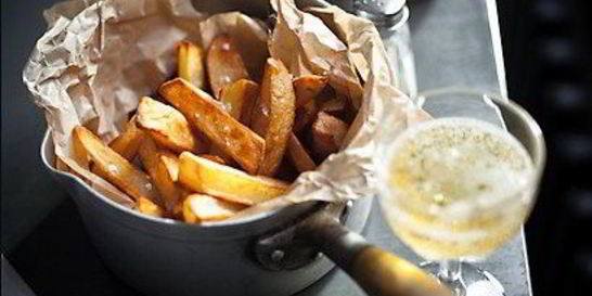 Картофель с соусом дзадзики и морской солью