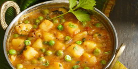 Картофель с зеленым горошком и томатным карри