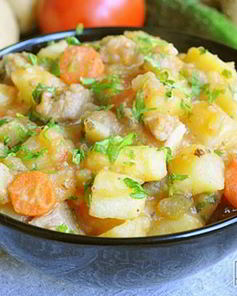 Картофель со свининой, солеными огурцами и томатами