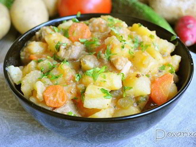 Рецепт картофеля со свининой, солеными огурцами и томатами