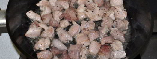 картофель со свининой, солеными огурцами и томатами. Шаг 2