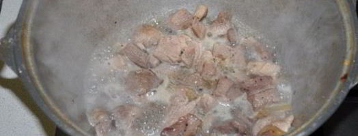 картофель со свининой, солеными огурцами и томатами. Шаг 3