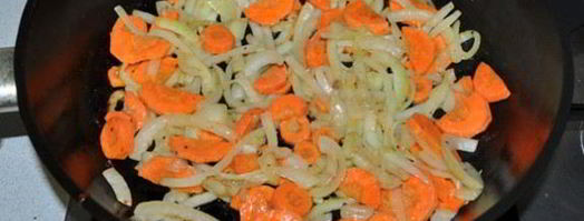 картофель со свининой, солеными огурцами и томатами. Шаг 4