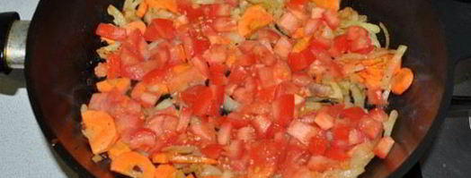 картофель со свининой, солеными огурцами и томатами. Шаг 5