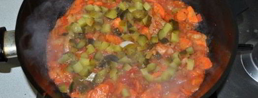 картофель со свининой, солеными огурцами и томатами. Шаг 6