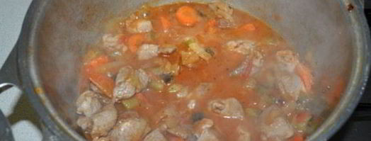 картофель со свининой, солеными огурцами и томатами. Шаг 7