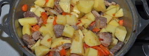 картофель со свининой, солеными огурцами и томатами. Шаг 8