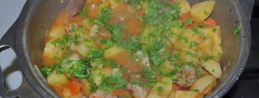 картофель со свининой, солеными огурцами и томатами. Шаг 9