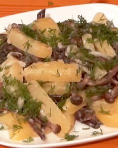 Картошка с опятами жареная