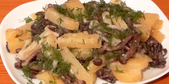 Картошка с опятами жареная