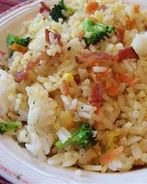 Китайский жареный рис с овощами и беконом